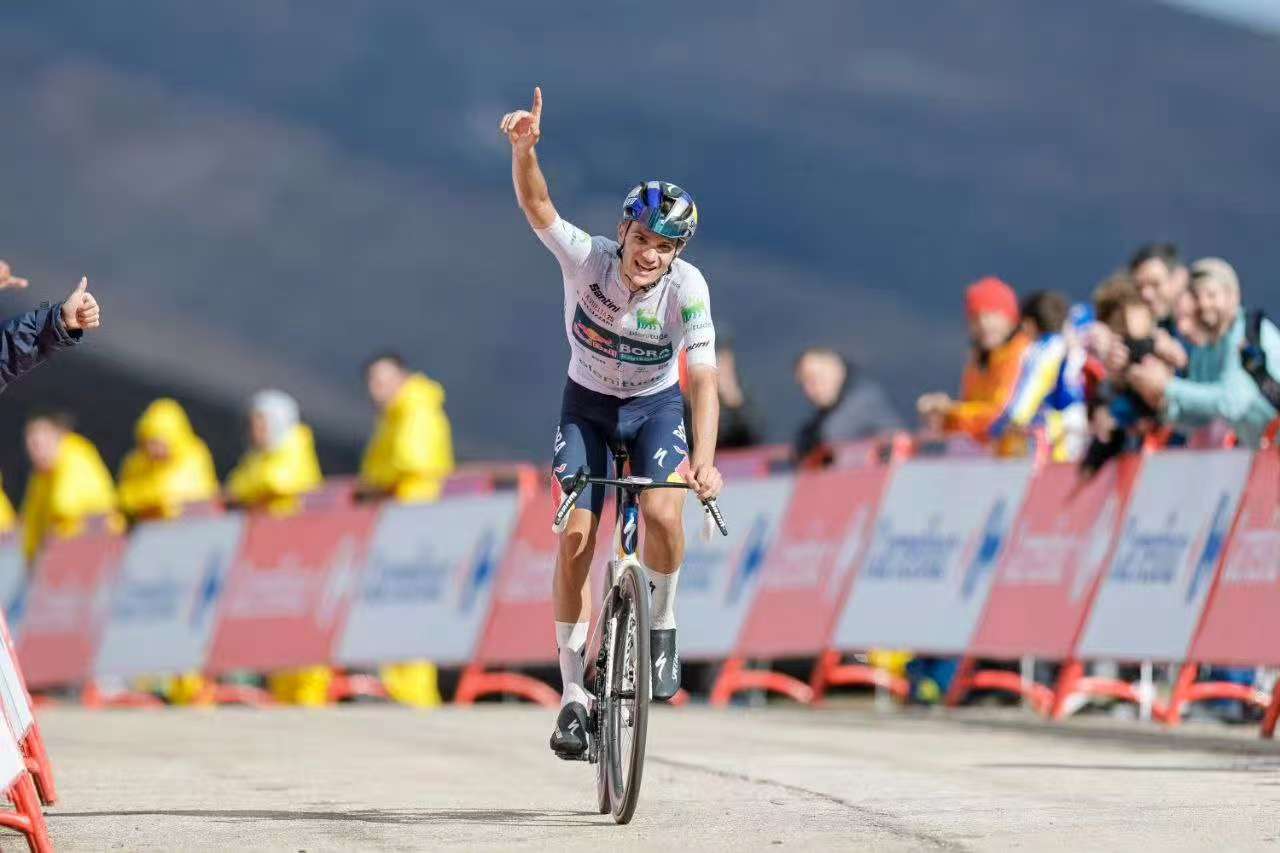 A soli 20 anni, il corridore del Bora Team Pellizzari ha vinto in solitaria una tappa alla Vuelta a España.